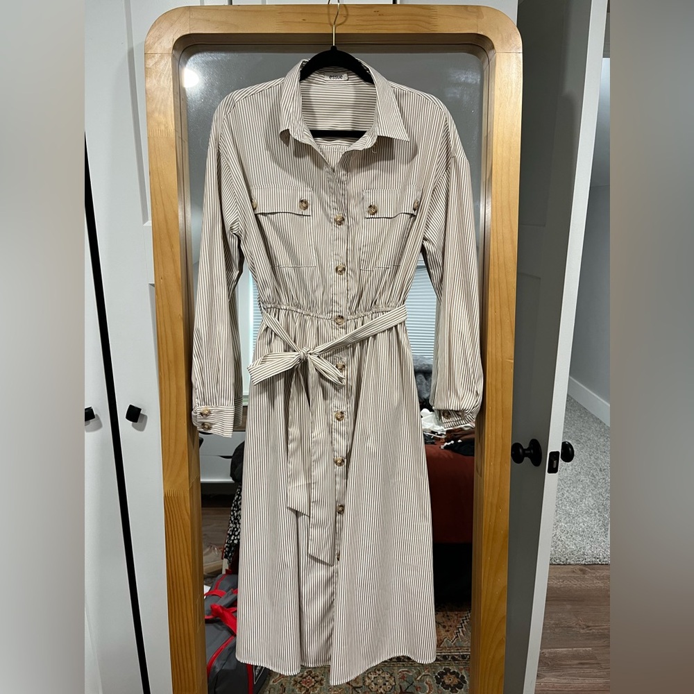 Essue button dress with belt / small / missing first button